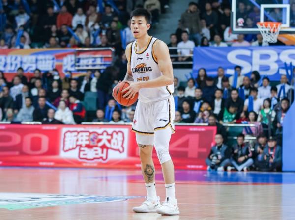 屋漏偏逢連夜雨！張鎮(zhèn)麟7中1僅得2分2板4助 末節(jié)受傷離場(chǎng)